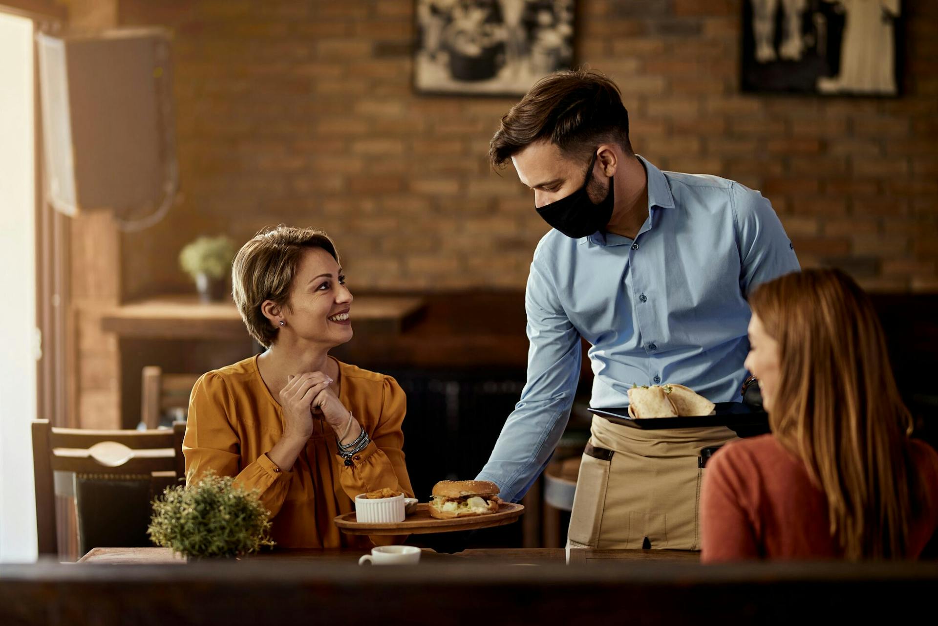 7 Ways to Serve Up an Unforgettable Restaurant Customer Service Experience